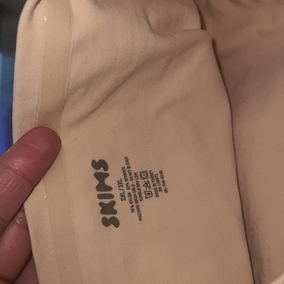 🌷skims seamless sculpt thong - Picture 4 of 6